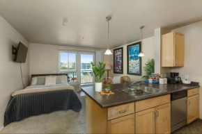Gaslamp Cozy Suit with Free Parking, Pool, Hot Tub